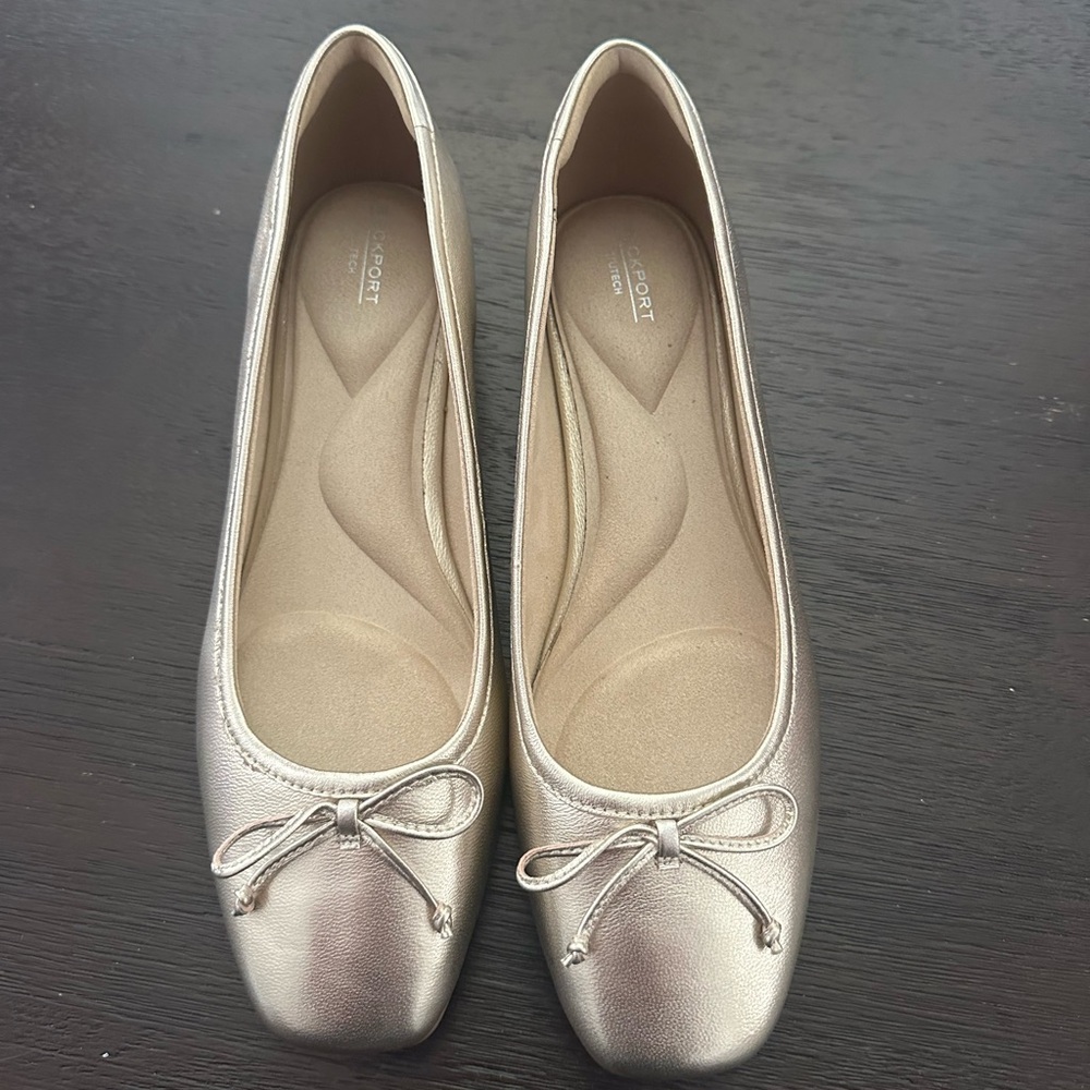 NEVER BEEN WORN Rockport Women's Flats in Metallic Gold